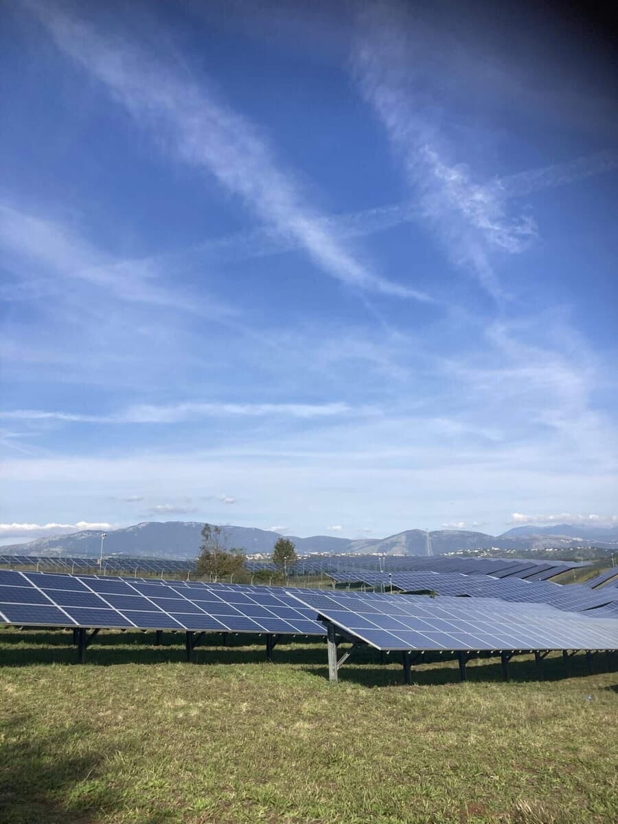 Operaio ferito in un grave incidente sul lavoro, schiacciato da pannelli fotovoltaici in un cantiere nel Salento