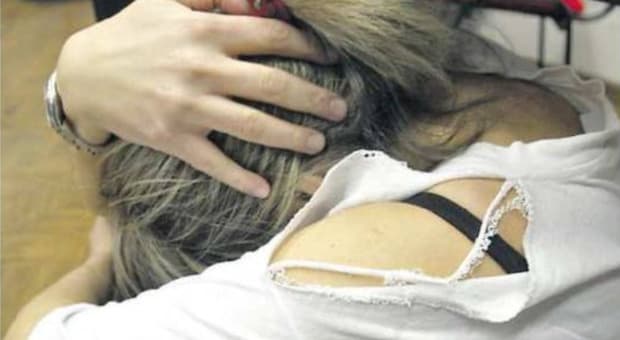  «Lo so che vai a letto con il fidanzato di nostra figlia». Accusa di tradimento la moglie e la prende per il collo 