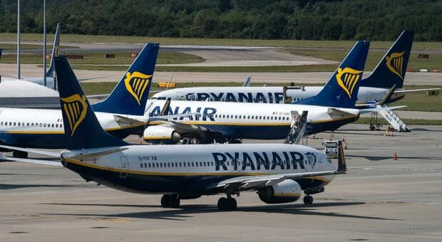 Ryanair cancella volo a pochi minuti da partenza da Praga per Roma, 9 ragazzi bloccati: «Proposto rientra tra 3-4giorni» 