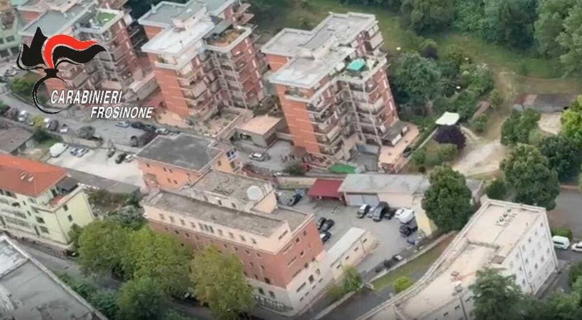 Blitz antidroga a Frosinone, smantellata una centrale dello spaccio in un alloggio Ater. 11 misure cautelari