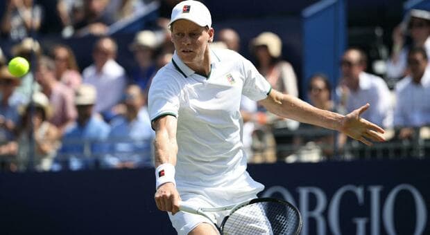  Sinner, buona la prima sull'erba: superato 6-3 6-3 Norrie nell'esibizione a Hurlingham 