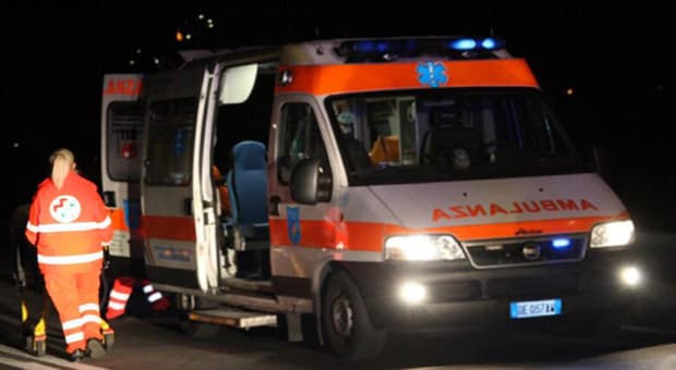  Boccone di traverso durante la cena al ristorante, nipote salva il nonno con il massaggio cardiaco: «Istruzioni al telefono dal 118» 