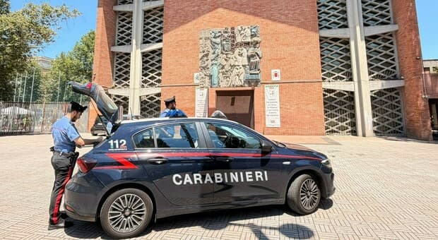  Roma, sorpreso a spacciare nel cortile della chiesa: 18enne tenta la fuga, ferito un carabiniere 