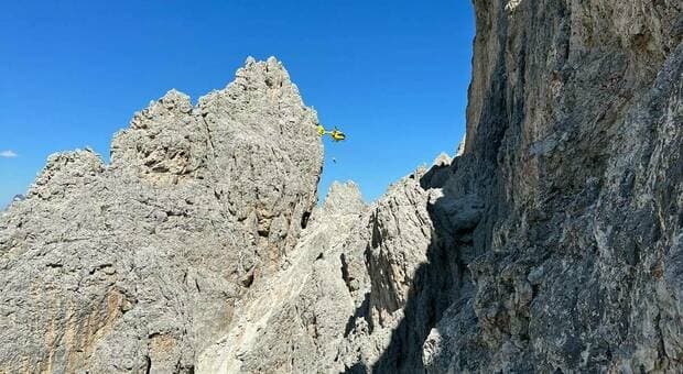  Tenta di attraversare il valico sulle Dolomiti (senza caschetto né kit da ferrata) ma resta incrodato a oltre 2mila metri di quota: salvato dal soccorso alpino 