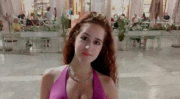  Elenia Osimi, auto contro un albero dopo la festa per i 5 anni di fidanzamento: morta a 28 anni 