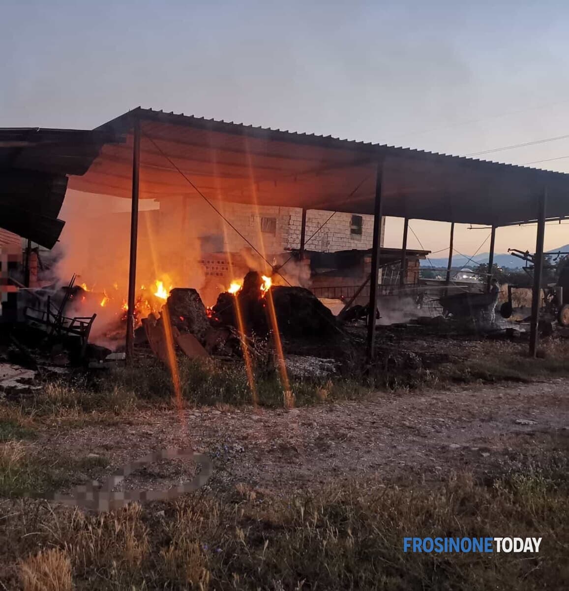 Pontecorvo, incendio nella notte in contrada Le Cese: distrutte rotoballe di fieno e legname