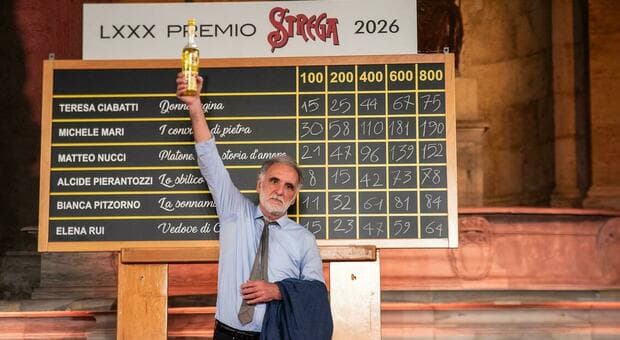  Premio Strega, Michele Mari vince e batte le polemiche. Con 190 voti va ai ?Convitati di pietra? il premio più ambito 
