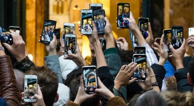  Smartphone, dal 2027 batterie removibili sostituibili dall'utente: quali cellulari e dispositivi saranno coinvolti 