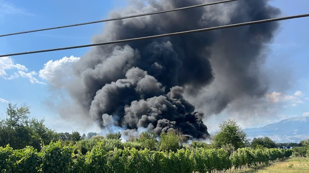 Incendio alla Remat, fiamme nella zona industriale di San Giorgio a Liri