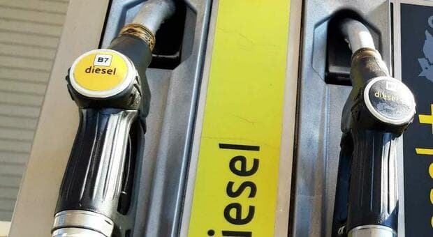  Benzina, scatta il tetto ai prezzi: code ai distributori e impianti a secco. Eni a 1,99 euro, il governo tratta con Q8 