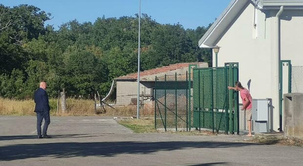  Famiglia nel bosco, salta l'incontro tra i genitori e i figli. «Mancano sicurezza e privacy» 