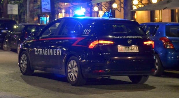  Operaio di 50 anni trovato morto in casa, tracce di sangue in tutto l'appartamento: il giallo a Stignano 