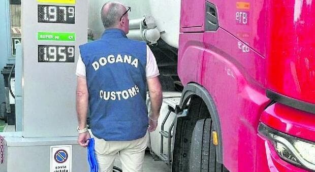  Frosinone, gasolio "sporco" al distributore: maxi sequestro e una denuncia. «Altera gli ingranaggi dei mezzi» 