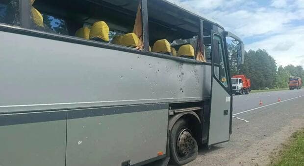  Autobus di calciatori bielorussi colpito da un drone in Russia, un morto e diversi feriti nella regione di Bryansk 