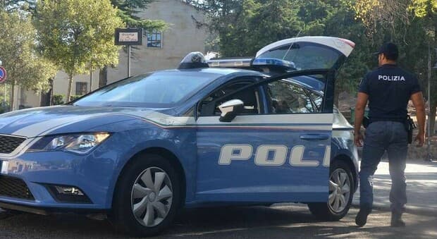  Spacciatore sguinzaglia il cane da guardia contro gli agenti: l'irruzione, il divano "cassaforte" e l'arresto (rocambolesco) 