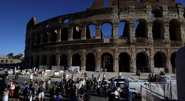  Andrea Moretti morto al Colosseo per un incidente sul lavoro: l'operaio 22enne è precipitato da un'impalcatura. Giuli: oggi monumento chiuso. La Procura apre un'inchiesta 