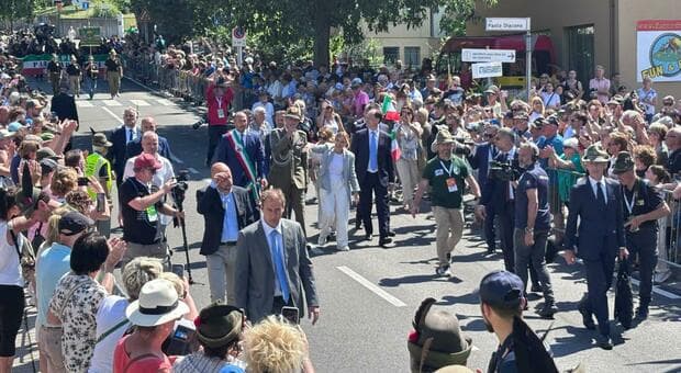  Meloni a sorpresa sfila con gli Alpini, il blitz della premier dopo lo scontro con Trump (e il messaggio non solo al presidente Usa) 