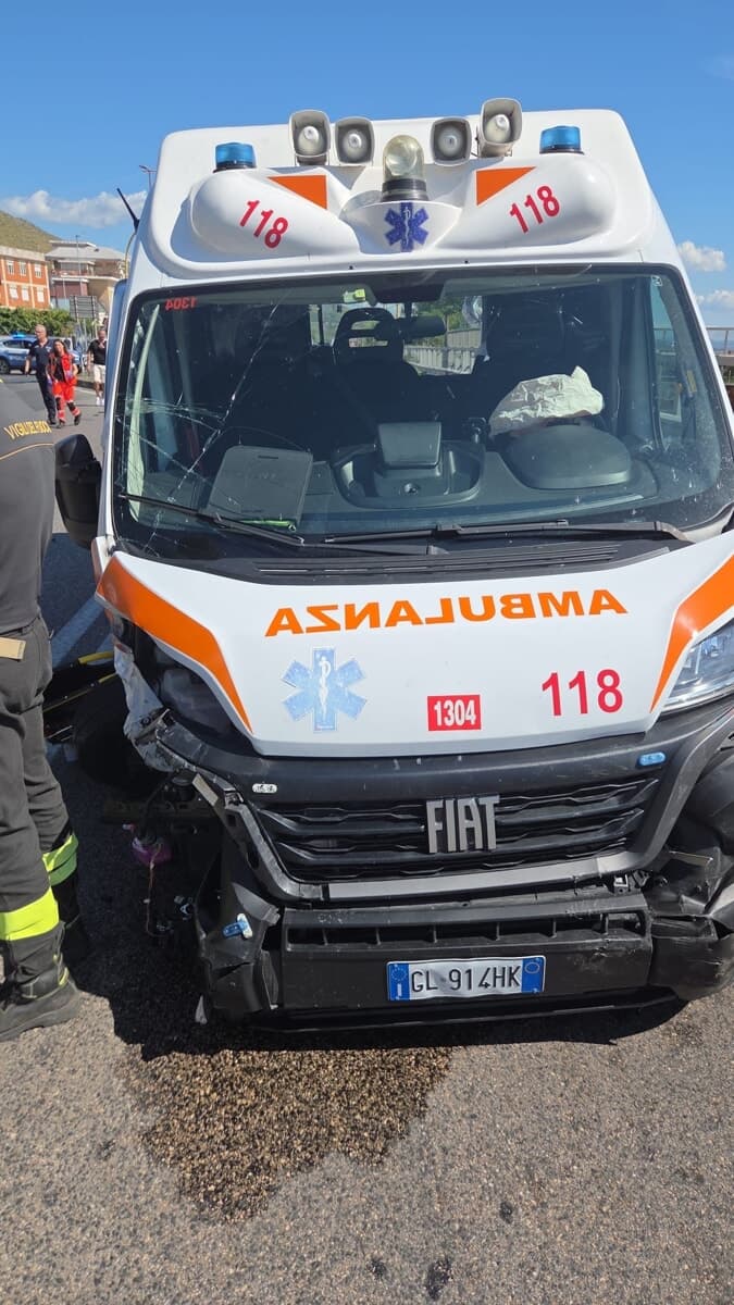 Scontro sulla Variante Appia, coinvolta ambulanza: sette feriti