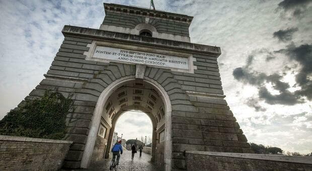  Nuda e armata di machete a Ponte Milvio minaccia i passanti, bloccata col taser 