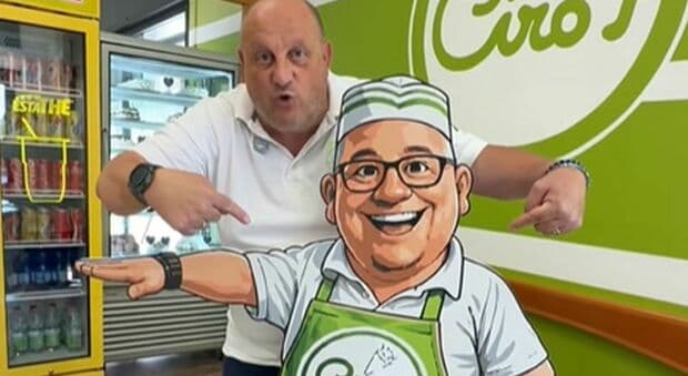  «L'omino del gelato fa il saluto fascista», il clamoroso errore in una gelateria di Bergamo. Il titolare: «E' una promozione per i bimbi» 