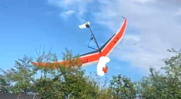  Finisce col deltaplano sui cavi dell'alta tensione, muore folgorato un 58enne. La tragedia vicino Frosinone 