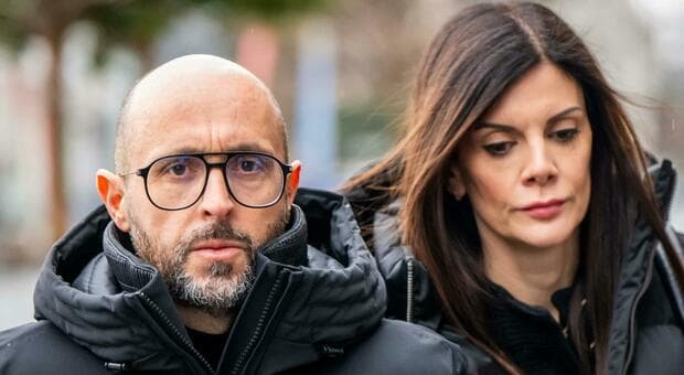  Crans Montana, perizia psichiatrica su Moretti: «Se libero, può essere pericoloso». È detenuto dopo l'aggressione alla moglie Jessica 