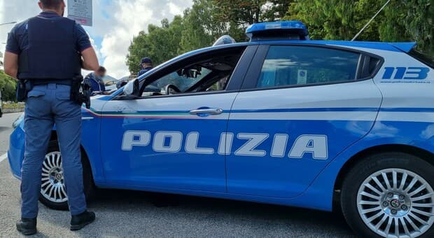  Tor Bella Monca, tenta di togliersi la vita ma la madre lo blocca. Poi i poliziotti lo salvano mentre lui cerca di gettarsi dal nono piano 