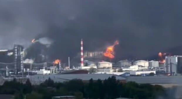  Russia, la guerra arriva a Mosca. Maxi attacco ucraino con i droni: a fuoco una raffineria di petrolio di Gazprom, caos aeroporti 