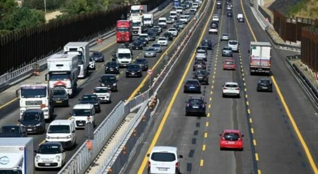 Roma, follia sull'A1, automobilista cerca di travolgere due agenti che si stavano occupando di un incidente e scappa: arrestato dopo 18 km di corsa 