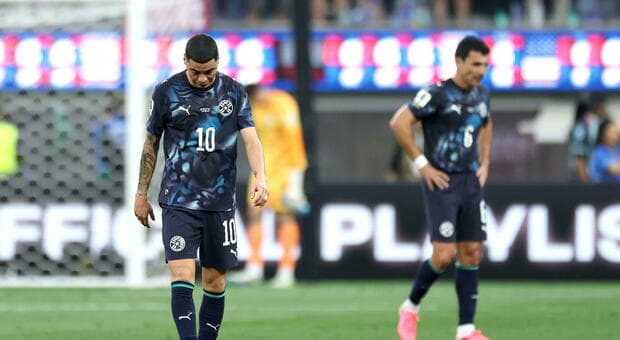  Almiron parla coprendosi la bocca e l'arbitro lo espelle: prima storica espulsione con la nuova regola in Paraguay-Turchia 