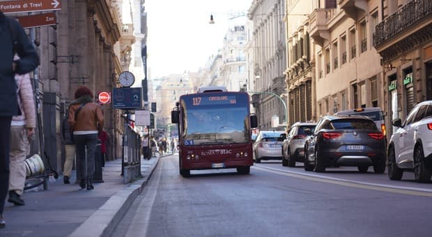  Al via la campagnia ?CorSÌa Preferenziale? di Clean Cities per gli autobus che transitano nel centro storico: in alcuni tratti bloccati dalle auto viaggiano a 1 km/h 