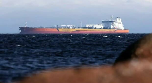  La flotta ombra di Putin in crisi, oltre 100 petroliere cambiano bandiera e tornano russe. «Gli Stati ora rifiutano di collaborare con Mosca» 