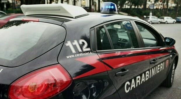  Si getta dal balcone durante una perquisizione in casa, morto 25enne a Cosenza: era agli arresti domiciliari 