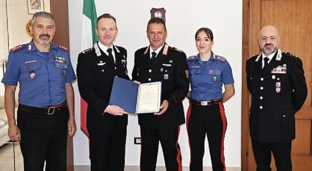  Frosinone, il padre lascia l?Arma dopo 40 anni: la figlia carabiniere arriva dal Milanese per salutarlo 