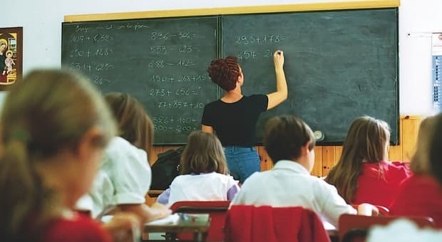  Precari scuola, arretrati fino a 50mila euro: chi ne ha diritto e come recuperarli 