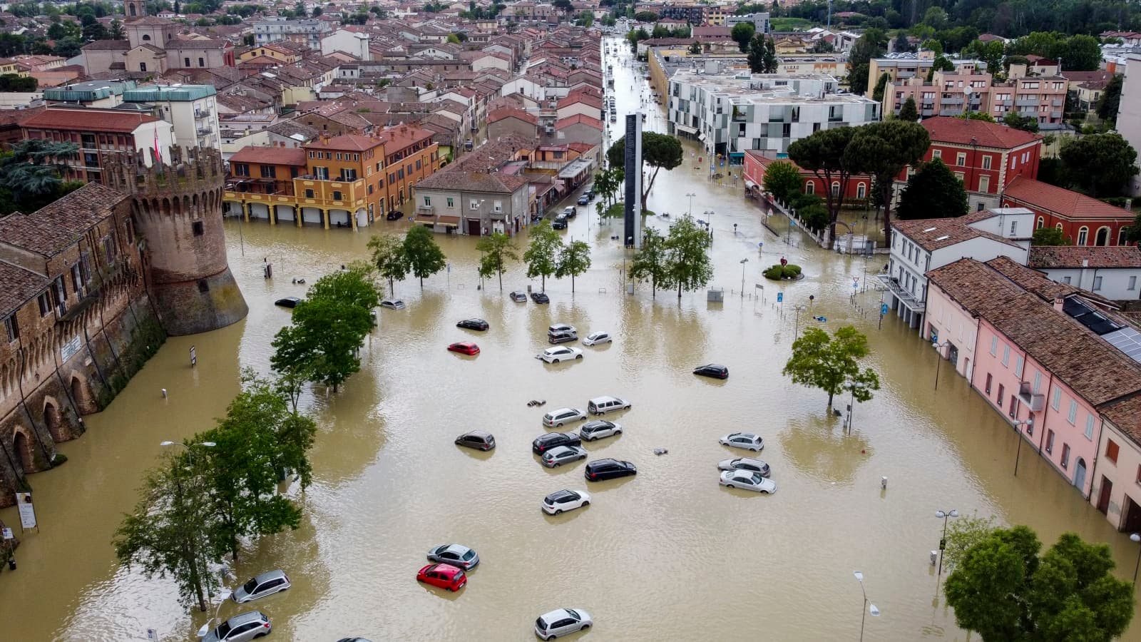 Maltempo sull’Italia, allerta meteo gialla in otto regioni: piogge intense, neve a bassa quota e venti forti