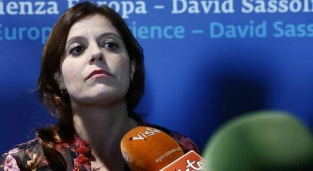  Ilaria Salis, pignorato il conto corrente su cui riceve lo stipendio da eurodeputata: «Non ha pagato le spese legali» 