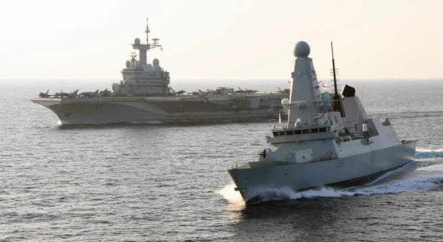  Gran Bretagna, la Royal Navy cambia tutto: addio alle grandi navi da guerra, arriva la flotta ibrida 