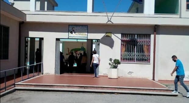  Studente di 14 anni voleva accoltellare la prof a scuola: il coltello trovato in bagno, i messaggi intercettati sui social. Choc a Lamezia Terme 