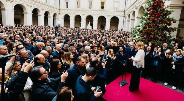  Meloni, dress code patriottico per il personale a Palazzo Chigi: tricolore e camicia all?italiana (e vietati i risvoltini) 