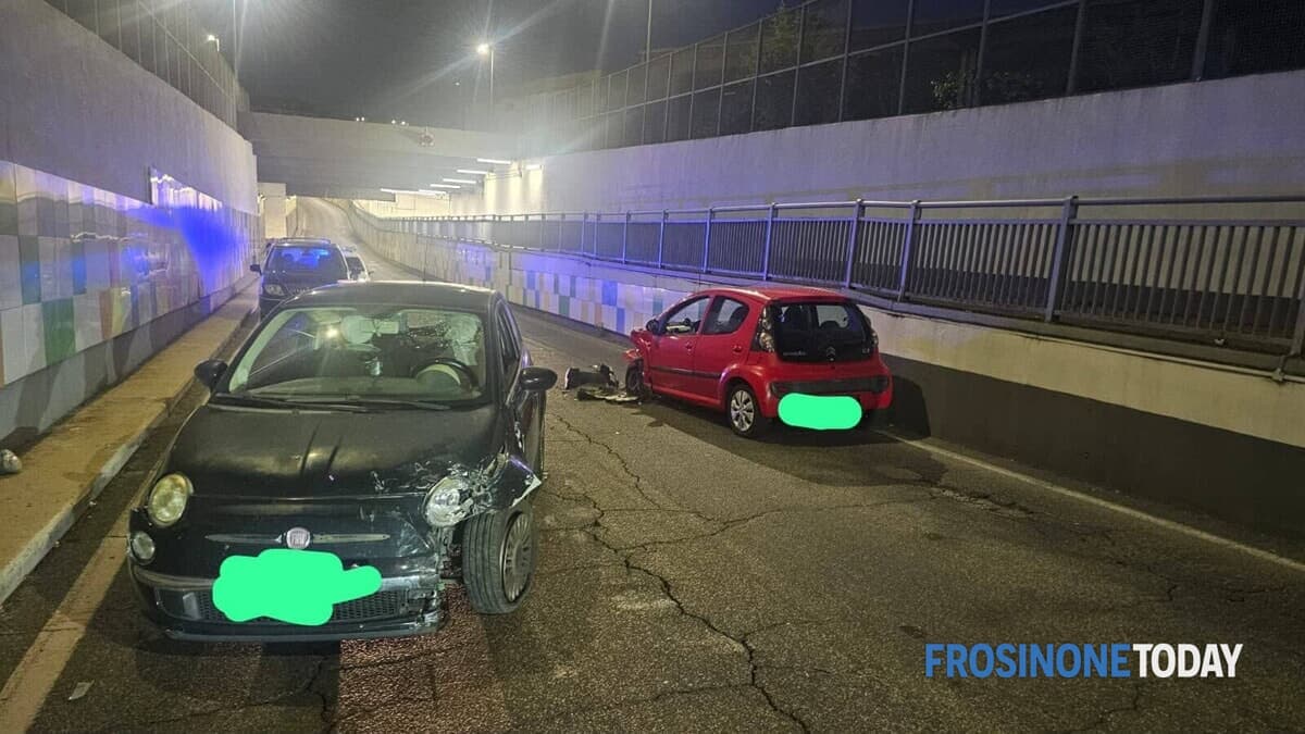 Incidente a Frosinone, scontro tra due auto nel sottopassaggio di via Pasta: feriti un 30enne e un bambino