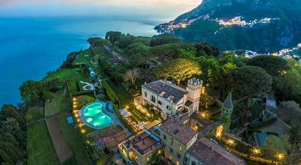  Villa Cimbrone, quanto costa sposarsi nella location del matrimonio di Ilary Blasi: storia, Terrazza dell'Infinito, camere, prezzi e ristorante Michelin 