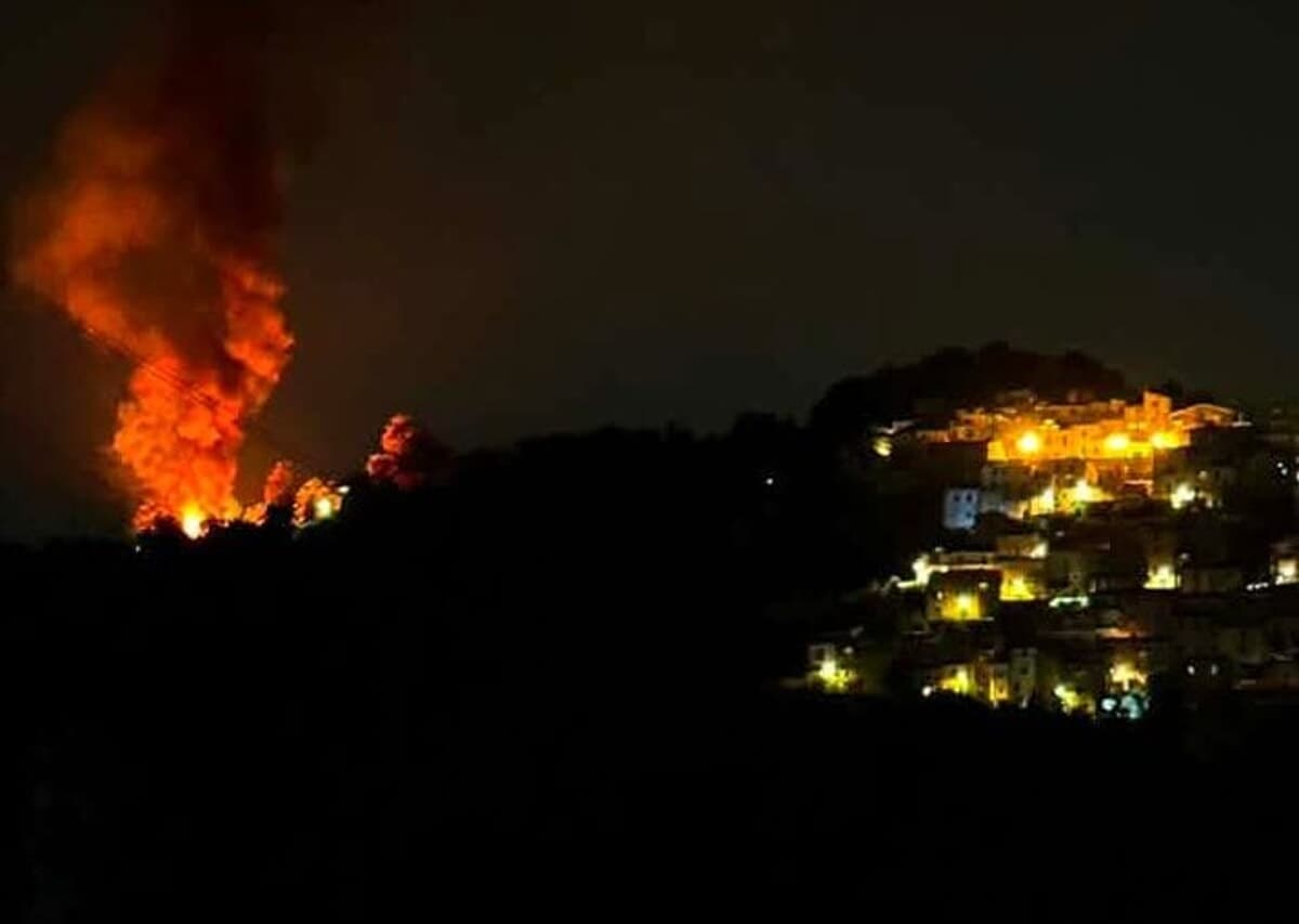 Artena, fulmine colpisce un albero e scatena un vasto incendio. Notte di apprensione nella parte alta