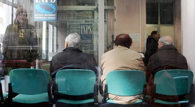  Pensionati fanno lavoretti saltuari, via 12 mensilità. Ma il giudice condanna l'Inps: «Vanno risarciti» 