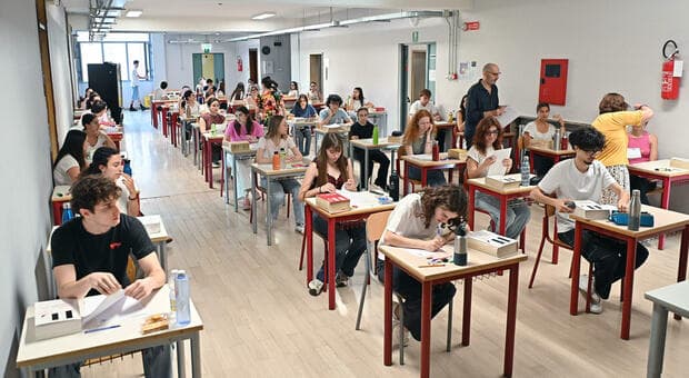  ?Maturità 2026, gli "orrori" nell'esame scritto: «l?Italia è una Monarchia», «in parlamento c?è la Camera dei Detenuti», «Hitler autore del Minecraft» 
