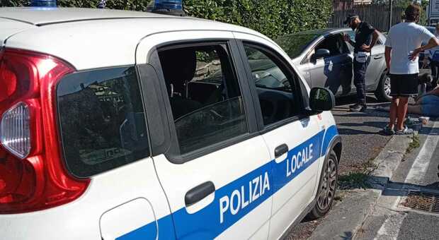  Genzano, ragazza perde il controllo dell'auto e finisce nella corsia opposta contro un muro: è grave 