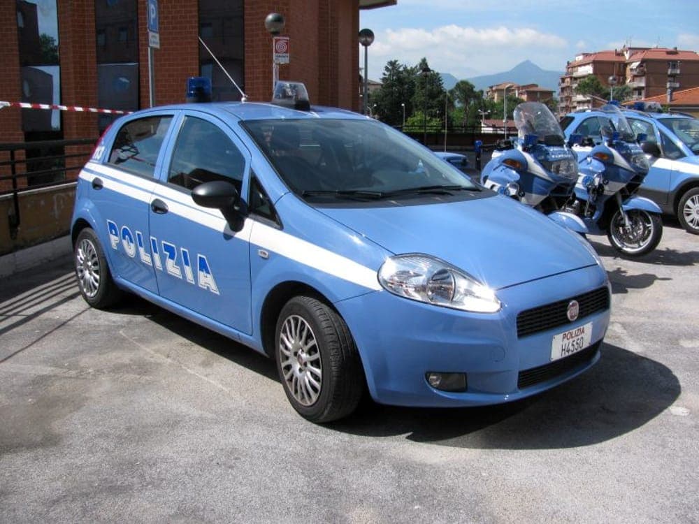 Frosinone, rubano una borsa di lusso in un negozio dell’usato: quattro denunciati