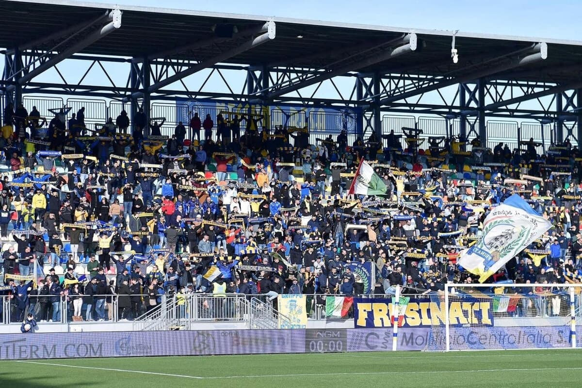 Frosinone-Sassuolo, protesta della Curva Nord: settore vuoto per i primi 15 minuti
