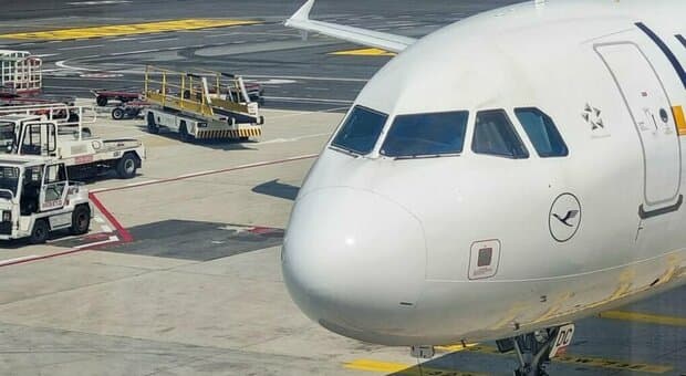  Il powerbank di un passeggero prende fuoco a bordo dell'aereo, dirottato il volo Lufthansa da Francoforte a Lisbona 