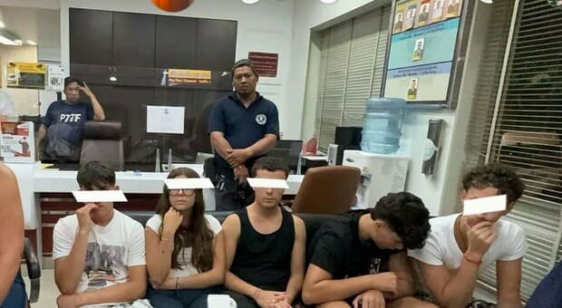  Bangkok, gli studenti italiani del video virale sul treno obbligati dalla polizia a scusarsi davanti alle telecamere. Multa da 27 euro per caos e insulti 